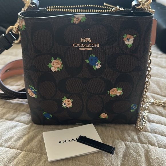 Nwot Mini Town Bucket Bag In Signature Canvas With Vintage Mini Rose Print - Picture 3 of 9